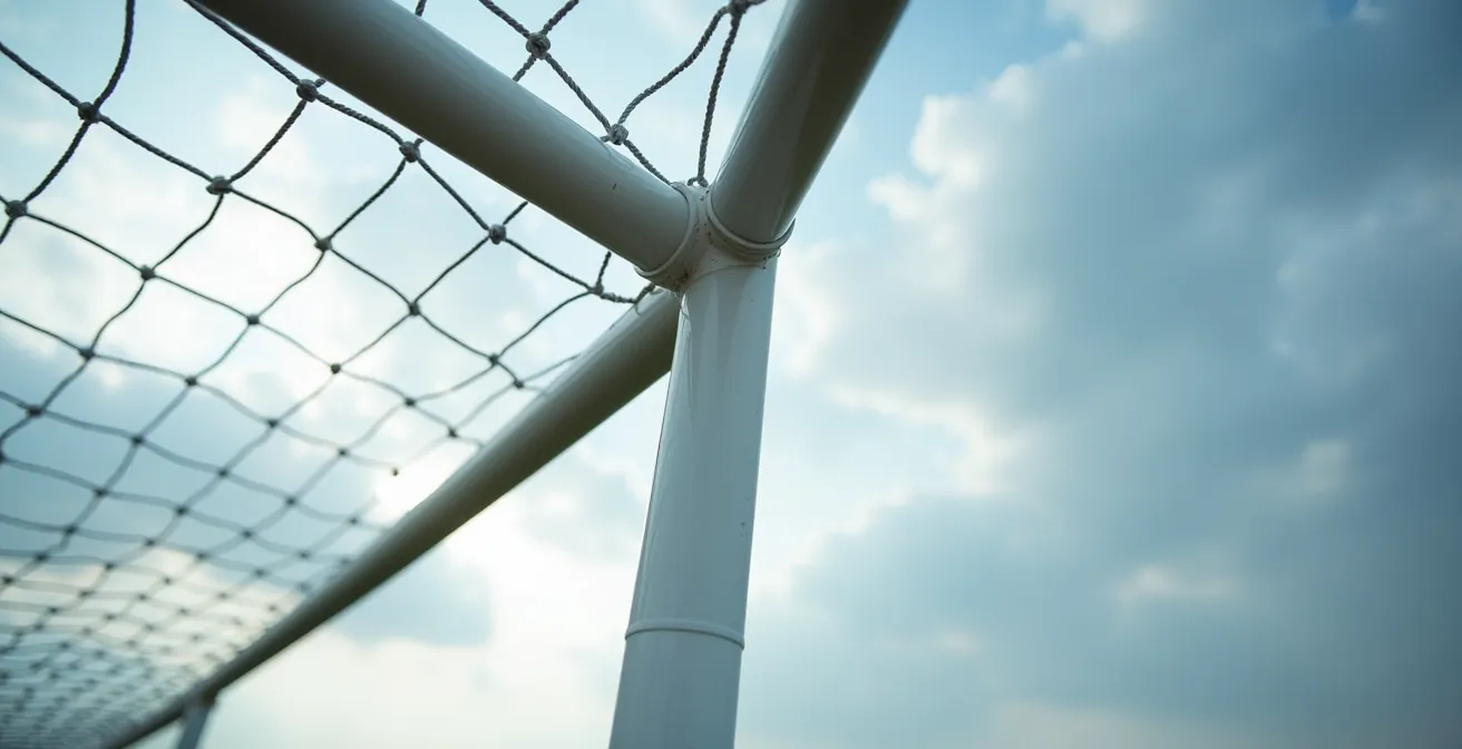Vue rapprochée d'un poteau de but rond en aluminium blanc avec filet accroché